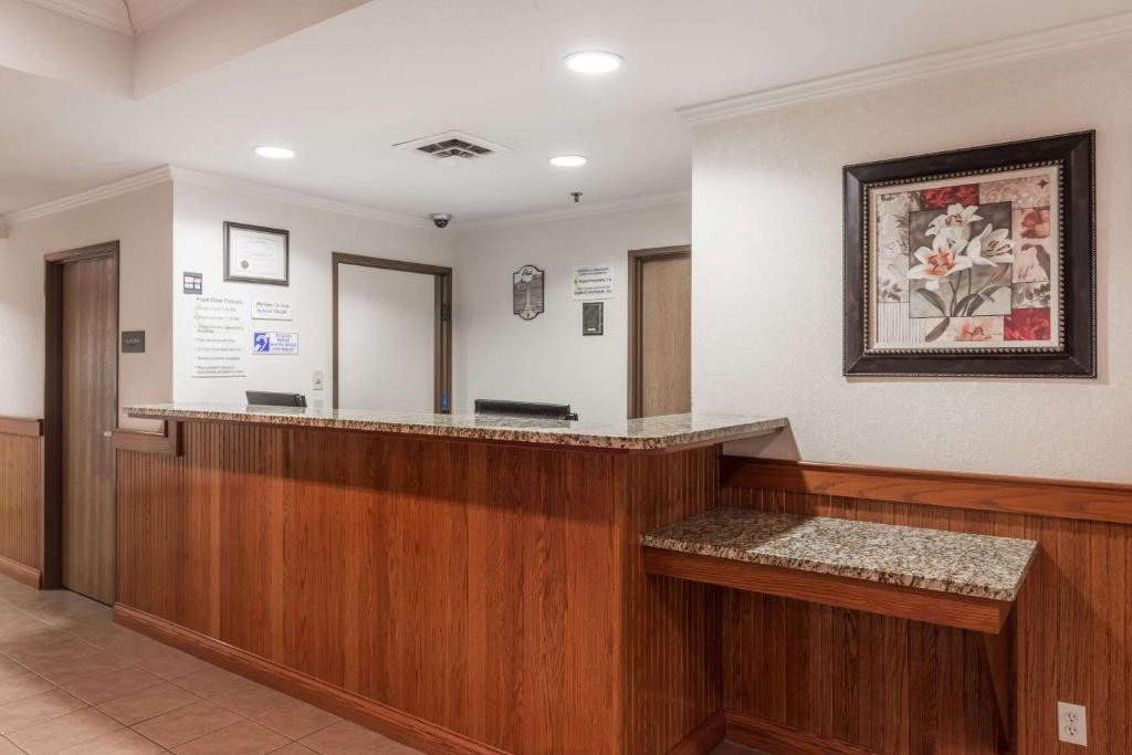 Super 8 by Wyndham St Robert Ft Leonard Wood Area - Image 8