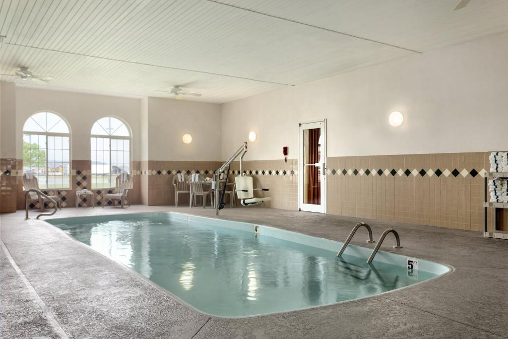 Country Inn & Suites by Radisson, Nevada, MO - Image 8