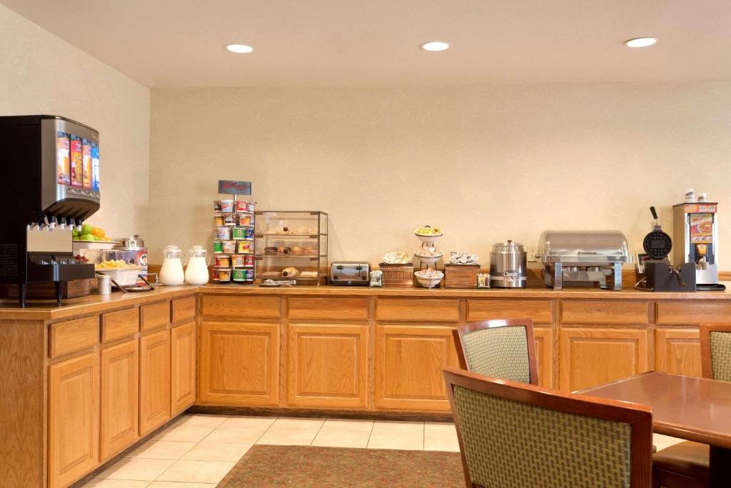 Country Inn & Suites by Radisson, Nevada, MO - Image 4