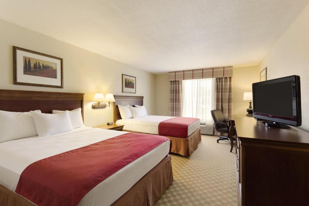 Country Inn & Suites by Radisson, Nevada, MO - Image 7