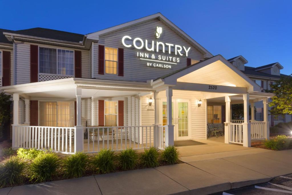 Country Inn & Suites by Radisson, Nevada, MO - Image 6