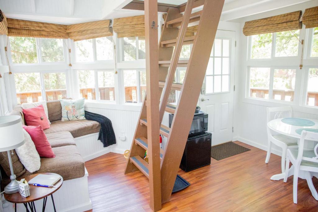 The Cottage Treehouses - Image 4