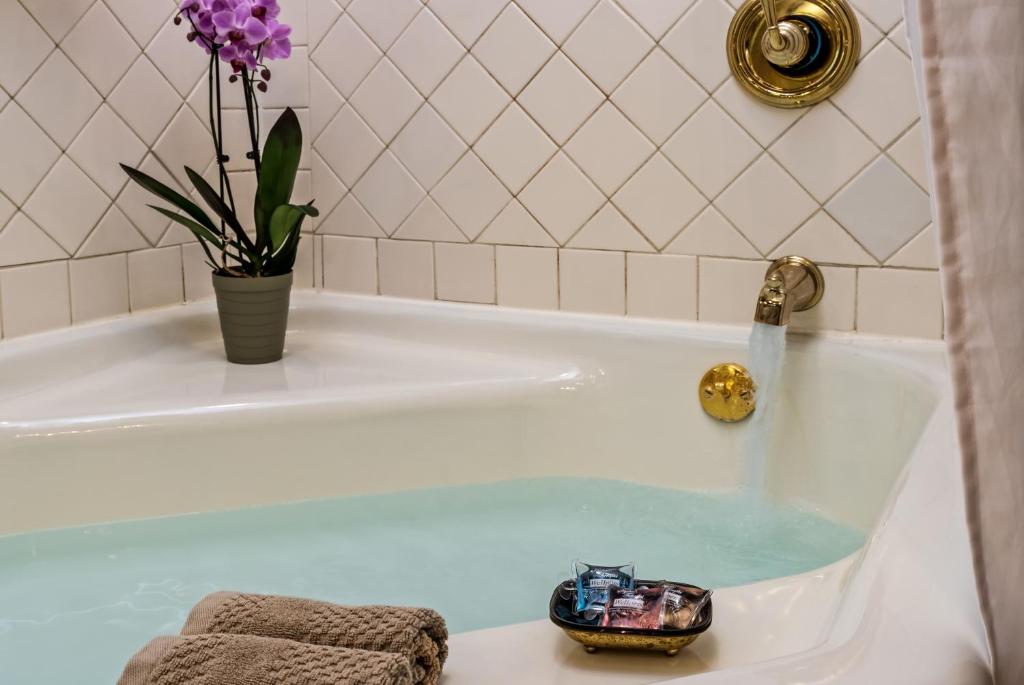 Silver Heart Inn & Cottages