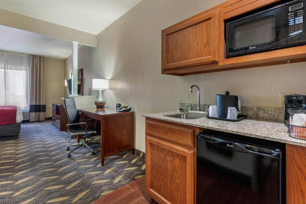 Comfort Suites - Image 8