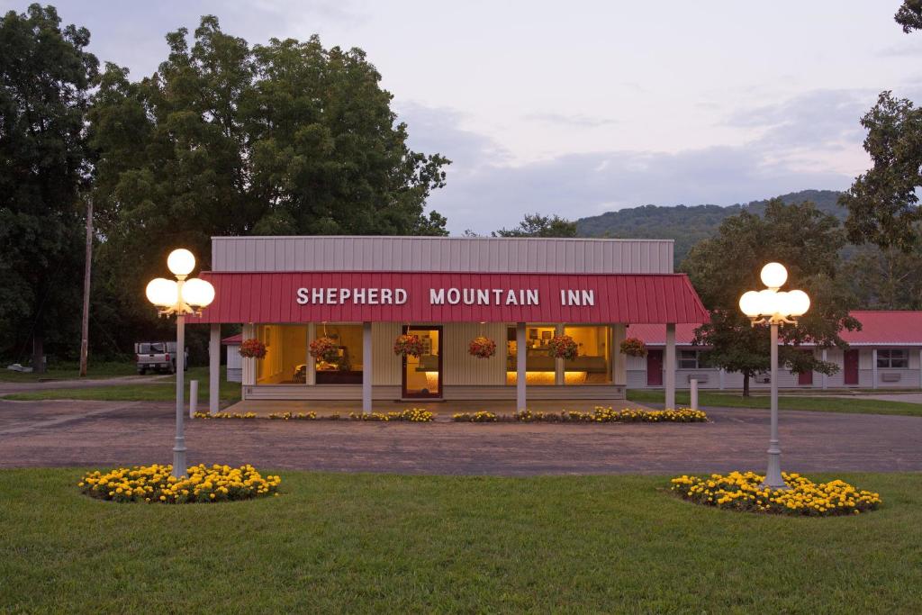 Shepherd Mountain Inn & Suites - Image 5
