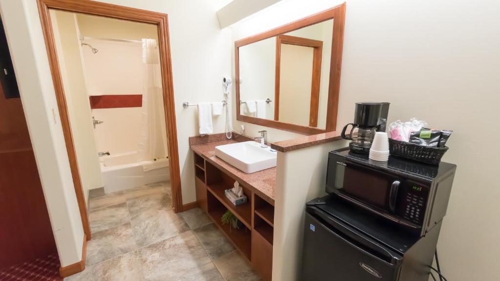 Shepherd Mountain Inn & Suites - Image 7