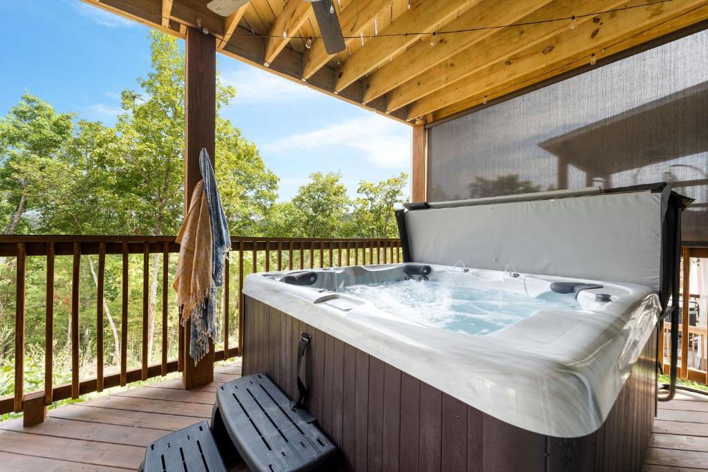 Hot Tub (Jacuzzi) - Photo 2