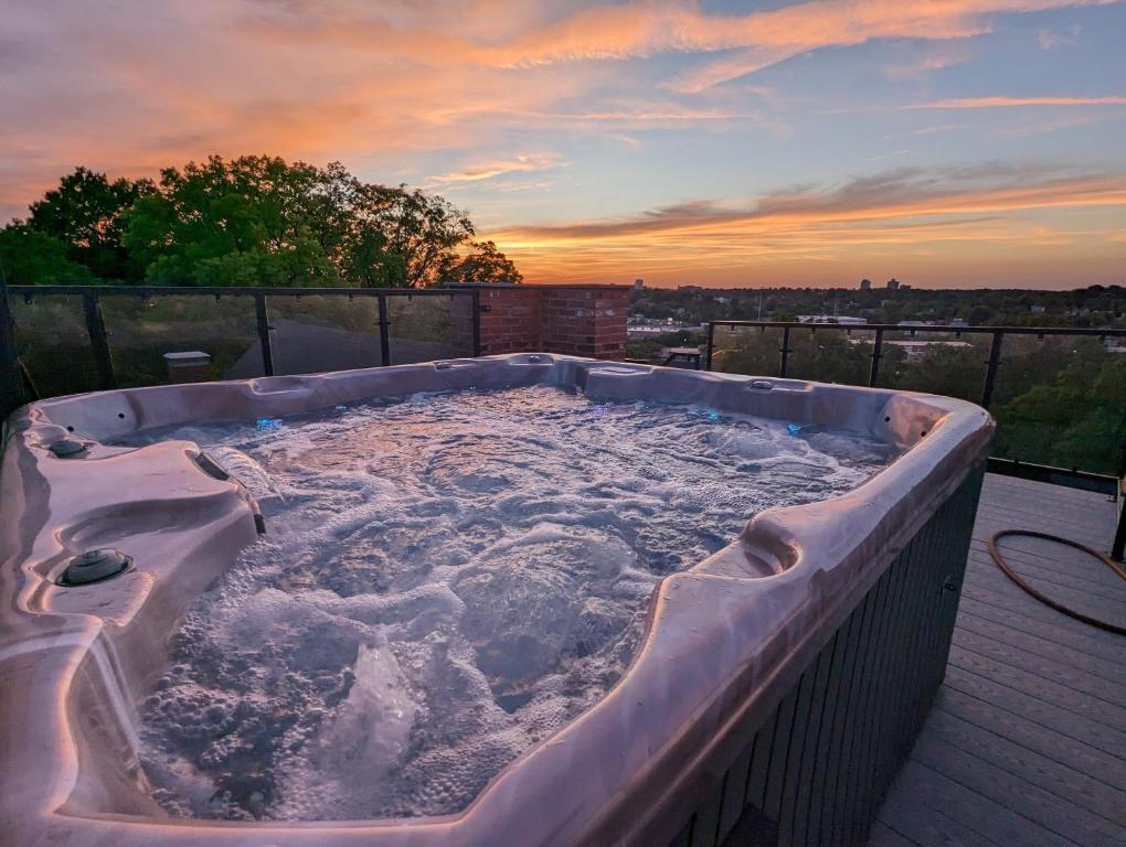 Hot Tub (Jacuzzi) - Photo 8