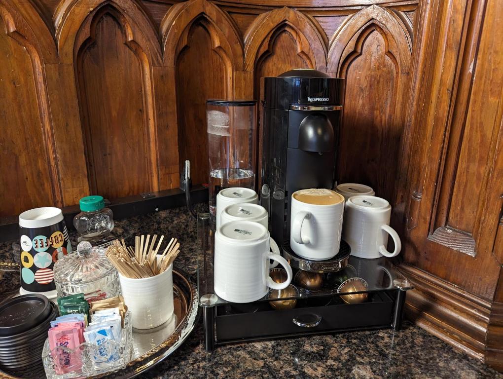 Gothic Heights Inn - Image 5