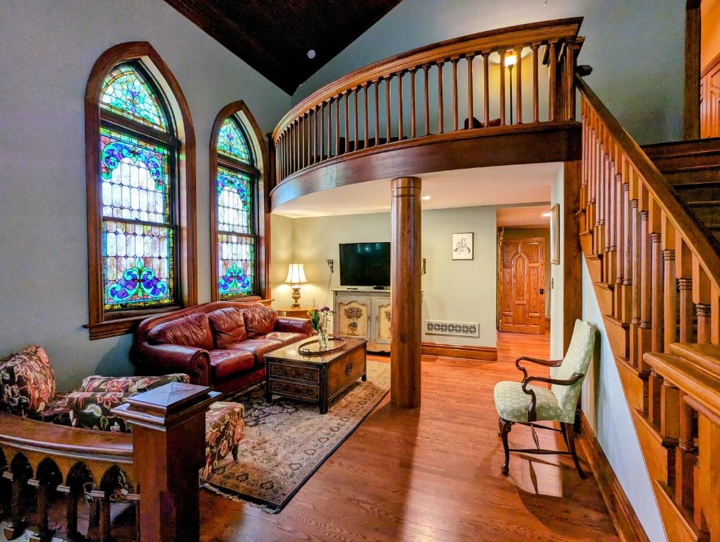 Gothic Heights Inn - Image 6