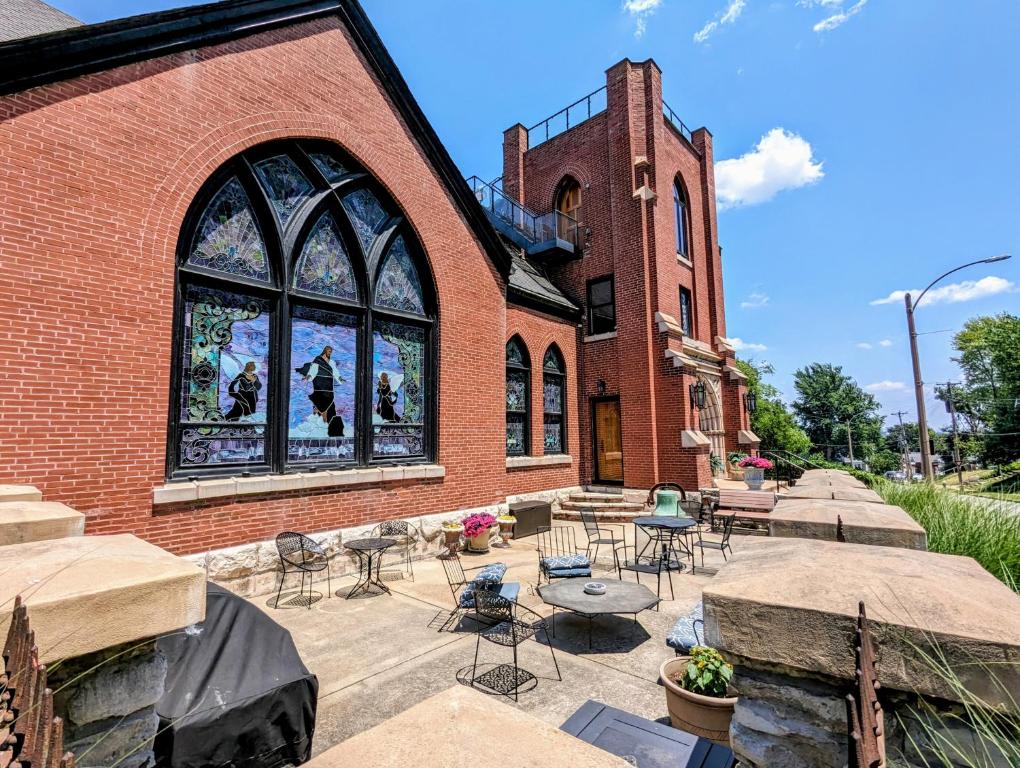 Gothic Heights Inn - Image 7