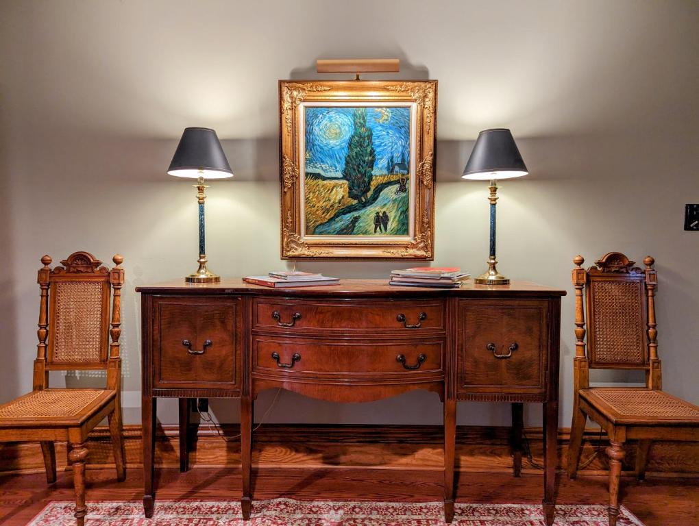 Gothic Heights Inn - Image 8