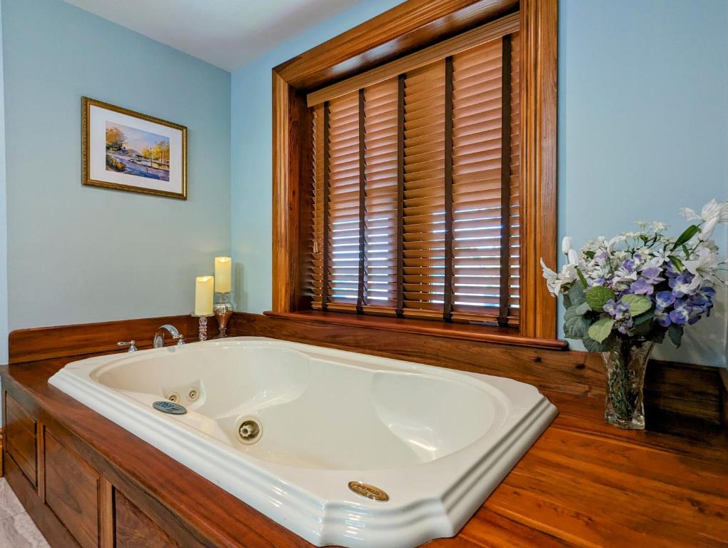 Hot Tub (Jacuzzi) - Photo 3