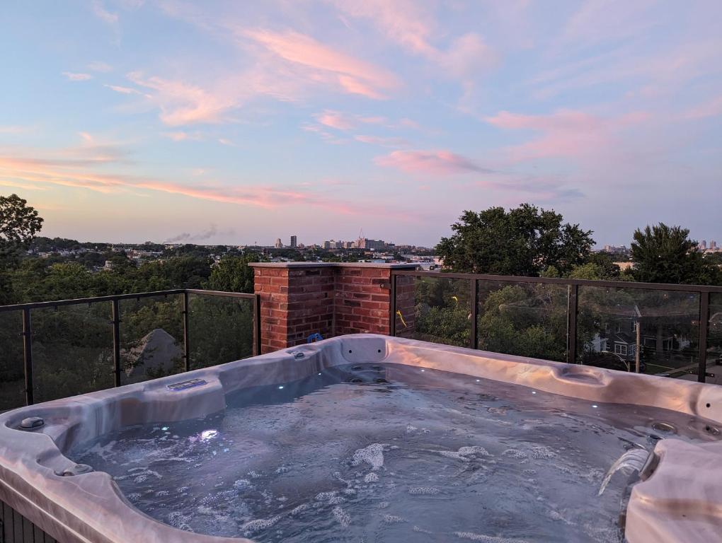 Hot Tub (Jacuzzi) - Photo 2