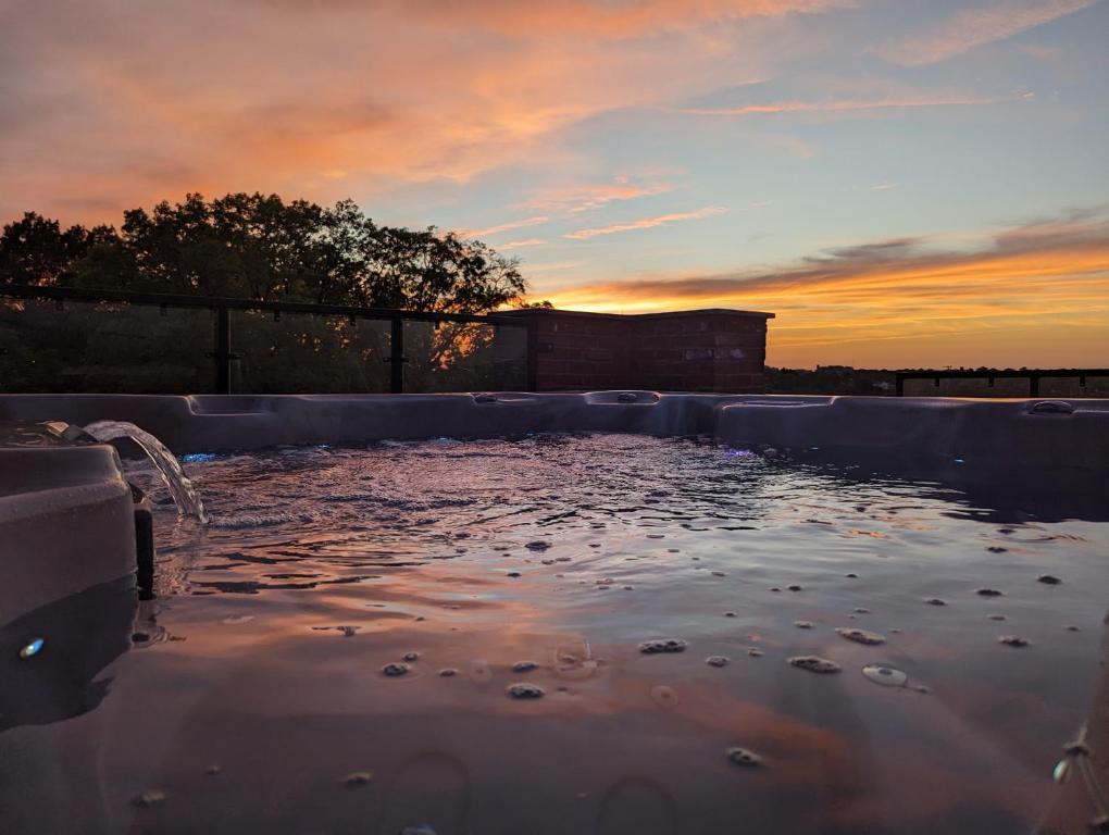 Hot Tub (Jacuzzi) - Photo 5