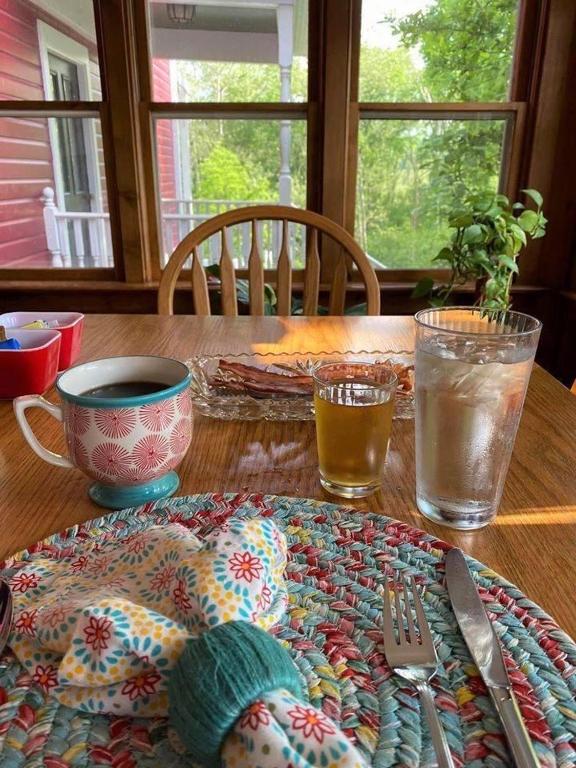 Plain & Fancy Bed & Breakfast - Image 5