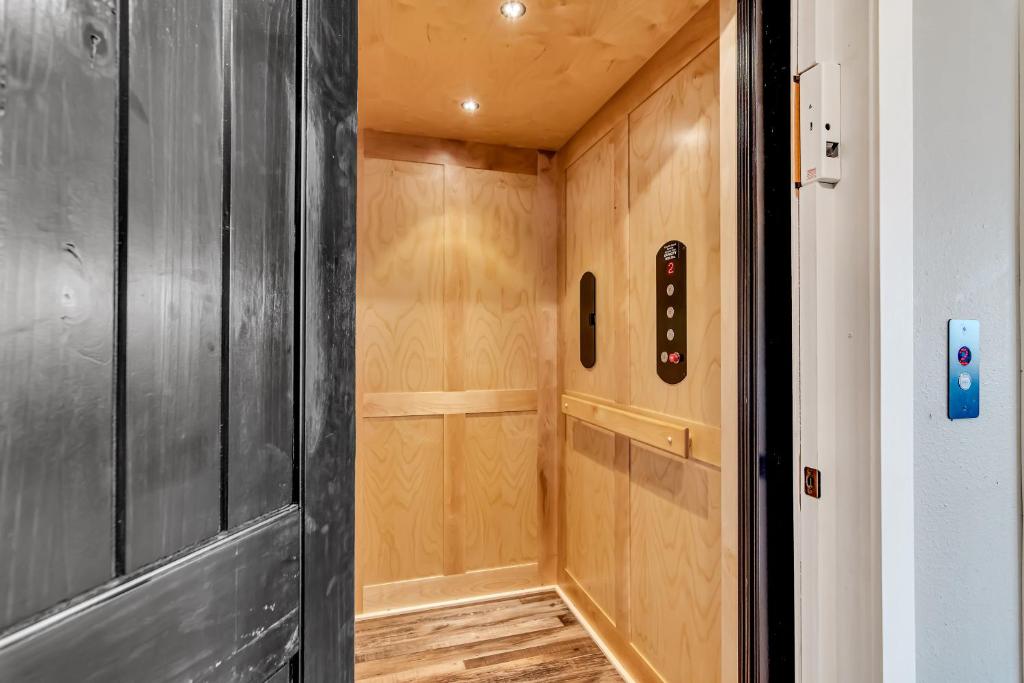 Private Pool- Fitness Room- Golf Cart- Arcades- Expansive Decks- Elevator! Golf Car too! - Image 6