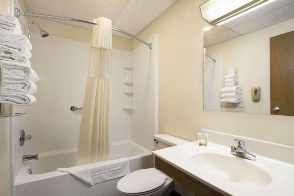 Super 8 by Wyndham Cuba - Image 8