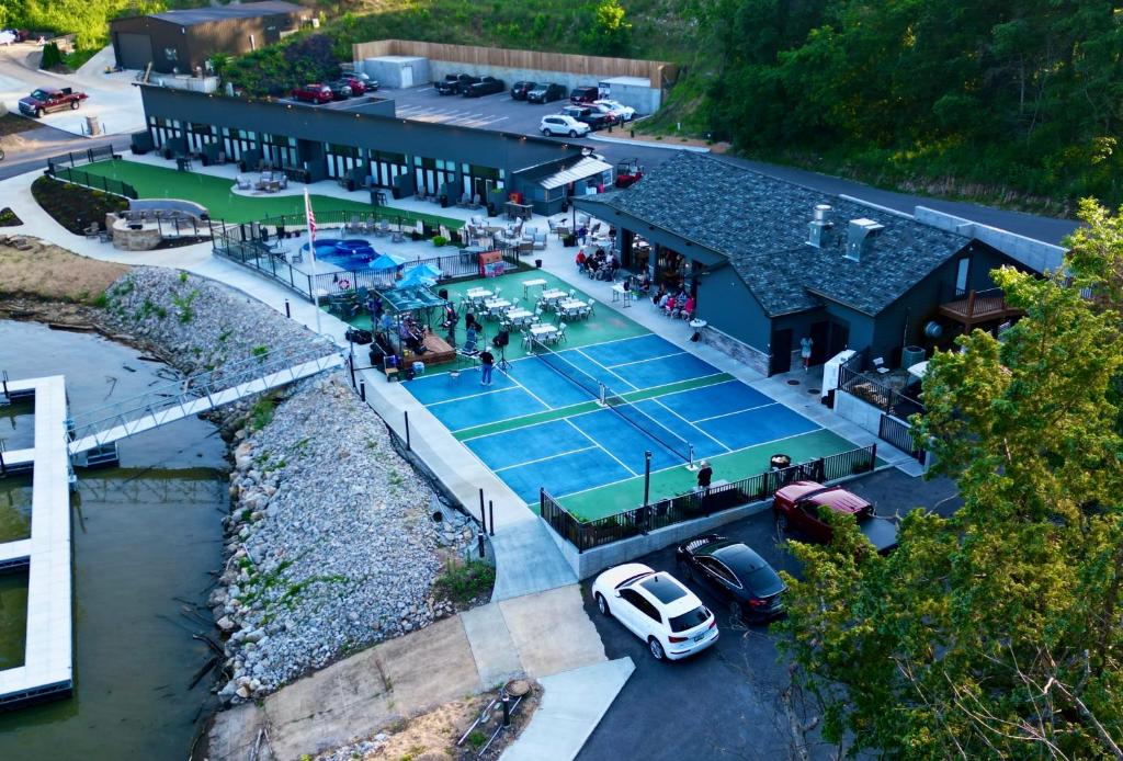 Hot Tub (Jacuzzi) - Photo 2