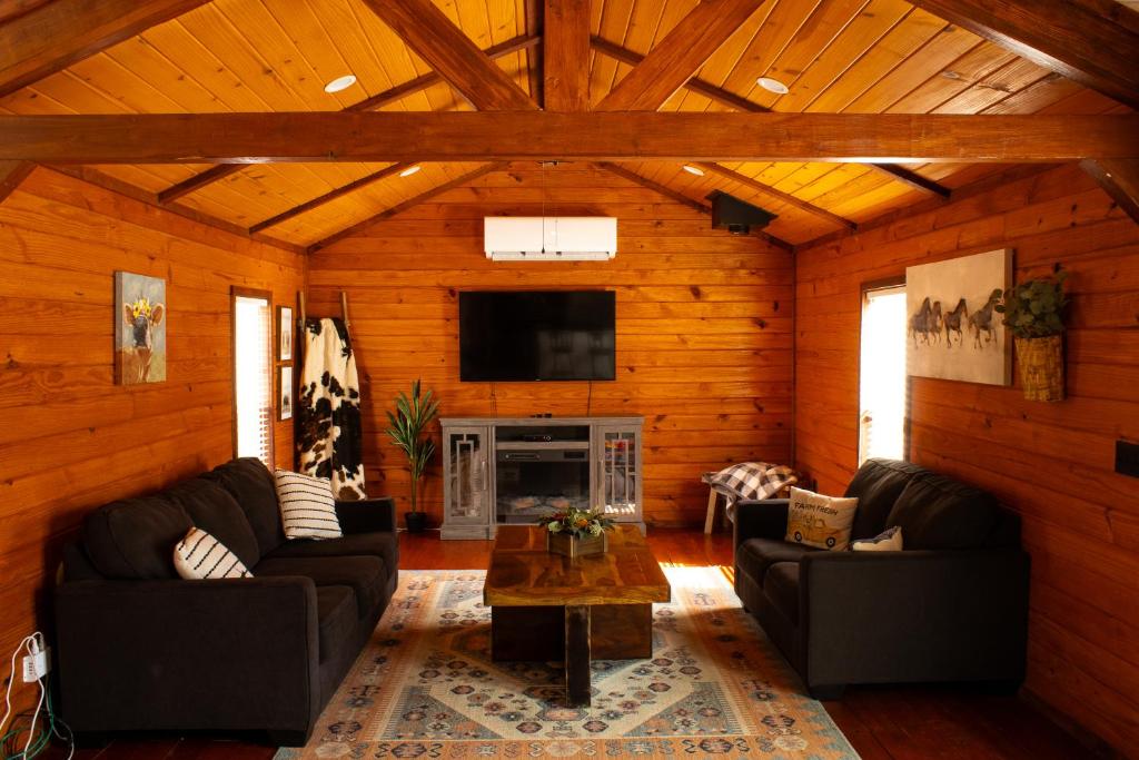 Charming Cabin - Pondview - Hot Tub - Image 5