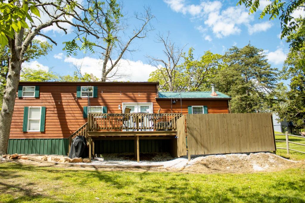 Charming Cabin - Pondview - Hot Tub - Image 6