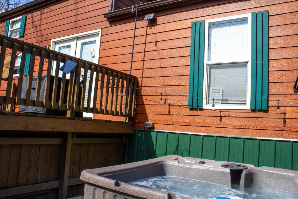 Hot Tub (Jacuzzi) - Photo 2