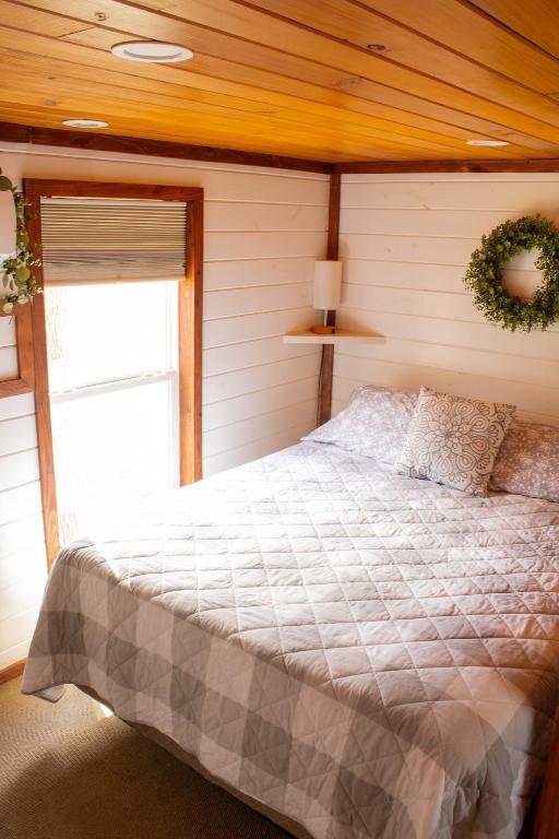 Charming Cabin - Pondview - Hot Tub - Image 7