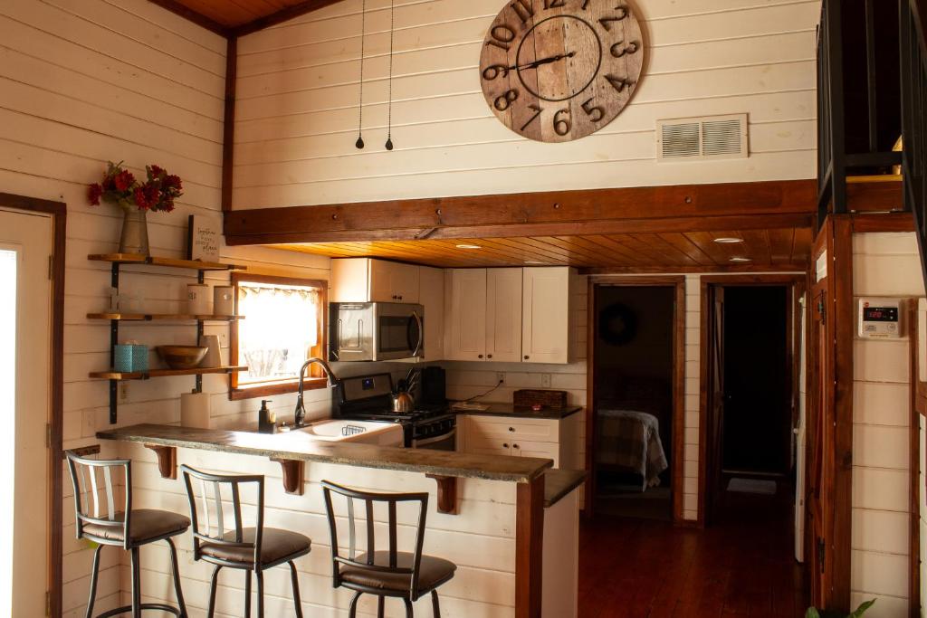 Charming Cabin - Pondview - Hot Tub - Image 4