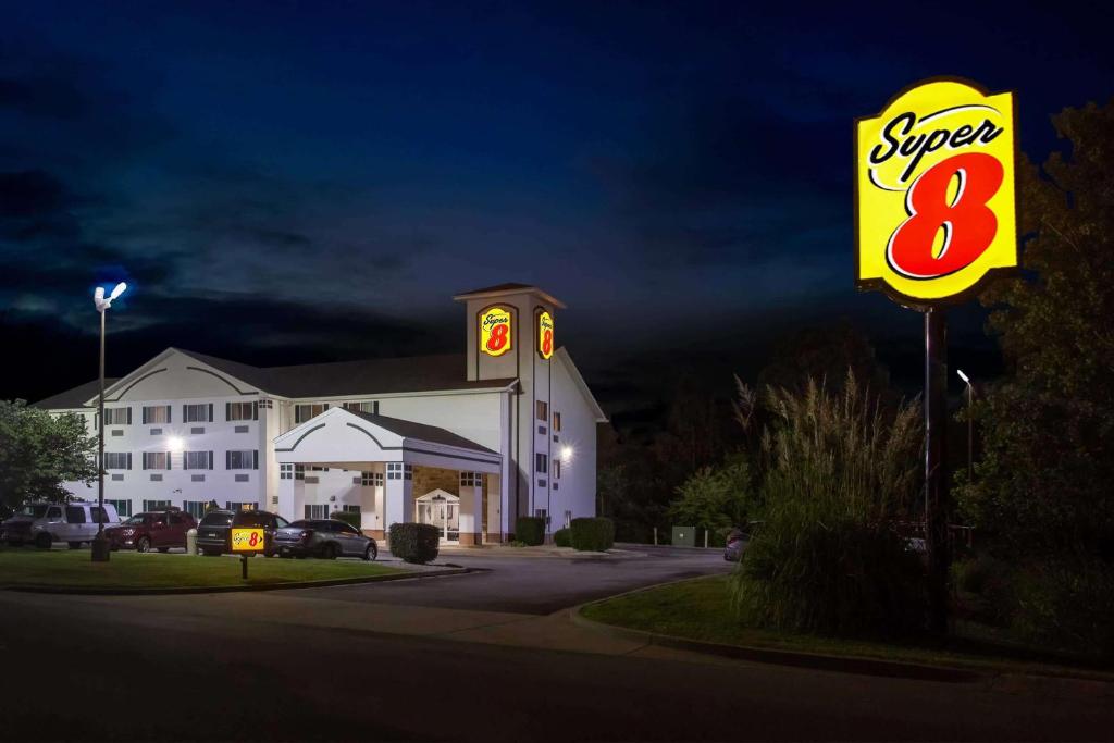 Super 8 by Wyndham Union - Image 7