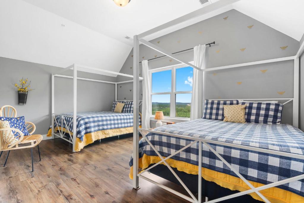 Double-Sided Fireplace, Lake Views, Daily Tickets to Local Attractions, Air Hockey! - Image 7