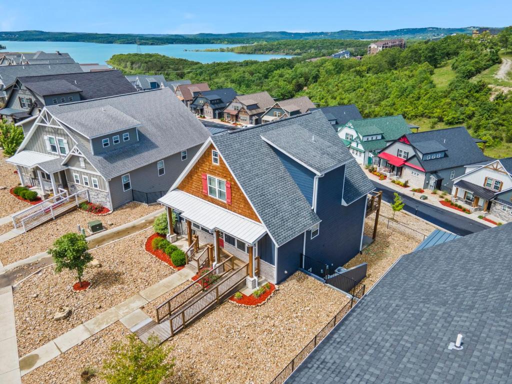 Double-Sided Fireplace, Lake Views, Daily Tickets to Local Attractions, Air Hockey! - Image 6