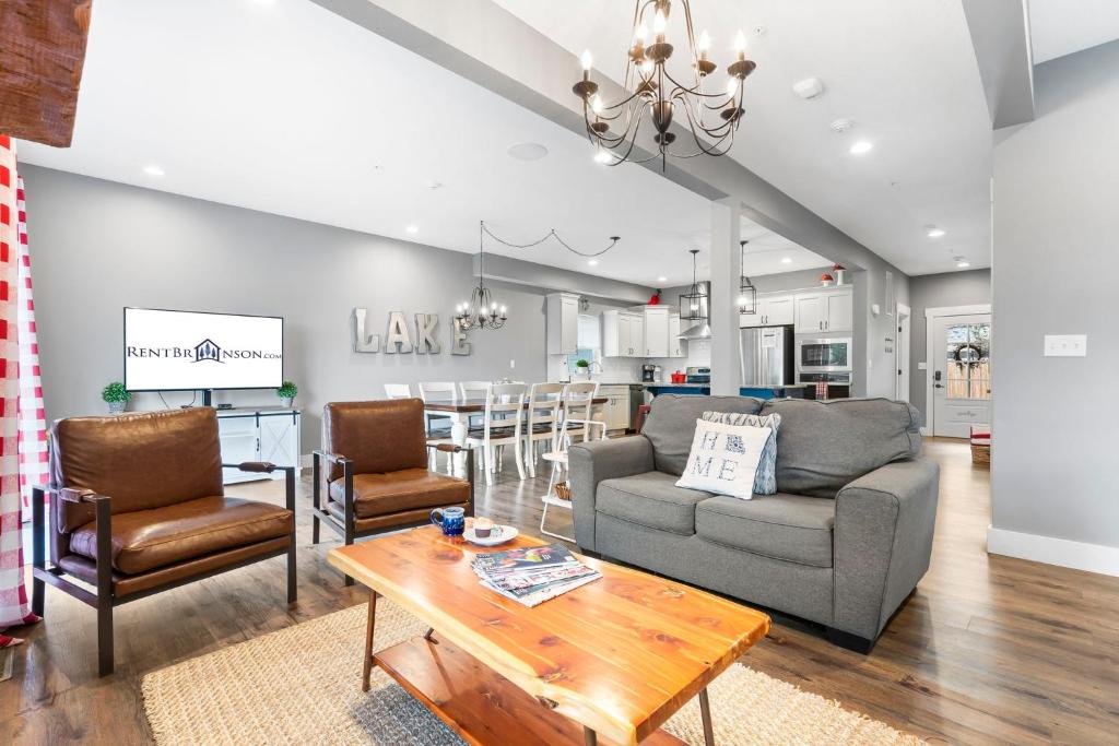 Double-Sided Fireplace, Lake Views, Daily Tickets to Local Attractions, Air Hockey! - Image 4