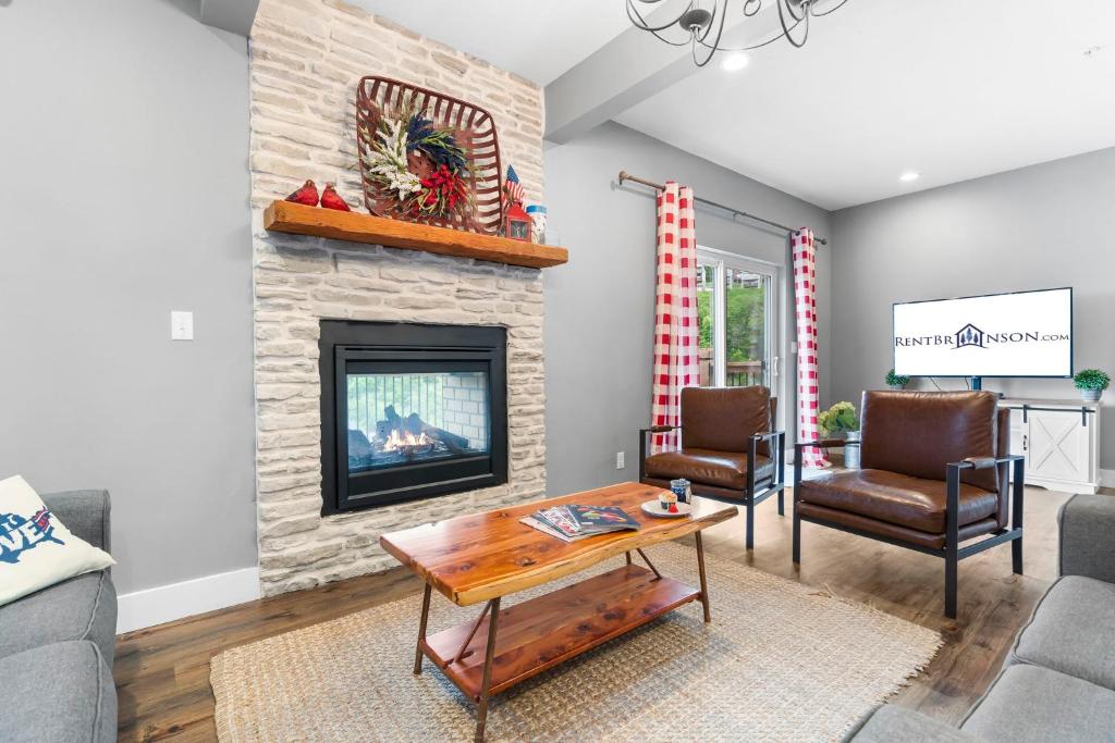 Double-Sided Fireplace, Lake Views, Daily Tickets to Local Attractions, Air Hockey! - Image 5