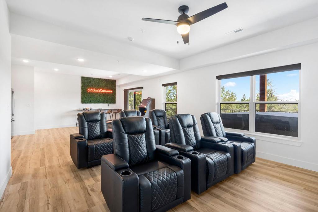 Amazing Views of Table Rock, Pvt Hot Tub, Theatre Room, Free Daily Tickets to Branson Attractions! - Image 5