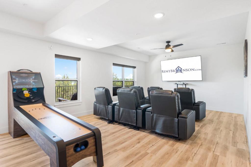 Amazing Views of Table Rock, Pvt Hot Tub, Theatre Room, Free Daily Tickets to Branson Attractions! - Image 8