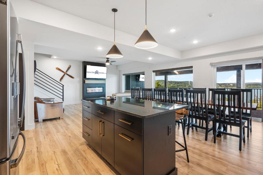 Amazing Views of Table Rock, Pvt Hot Tub, Theatre Room, Free Daily Tickets to Branson Attractions! - Image 4