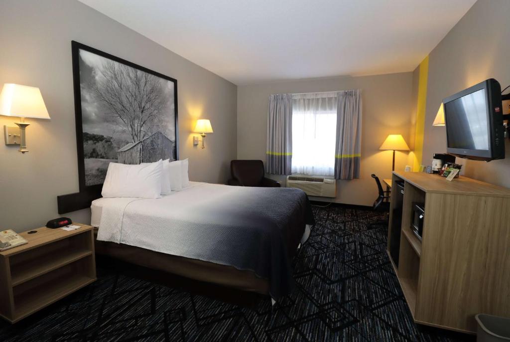 Super 8 by Wyndham Perryville - Image 6