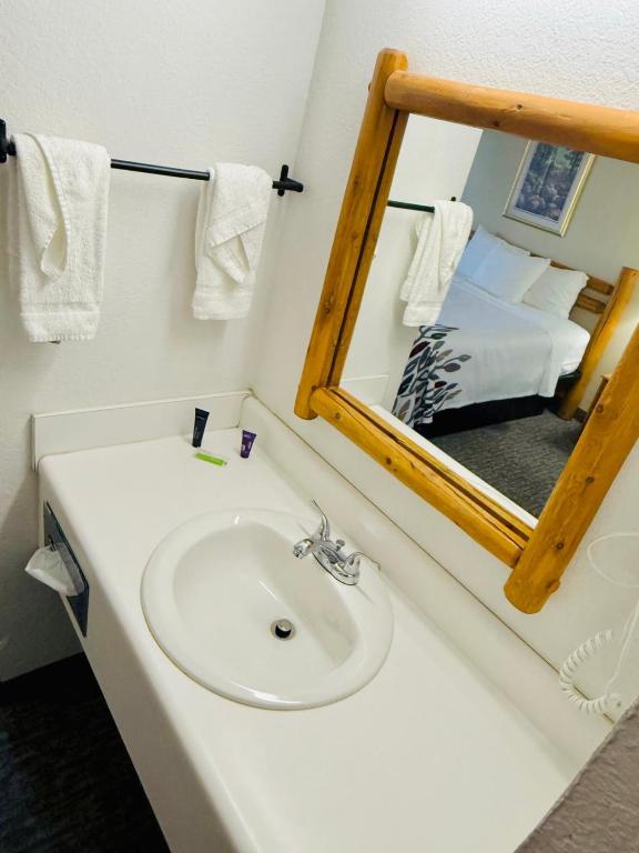 Knights Inn New Florence - Image 6