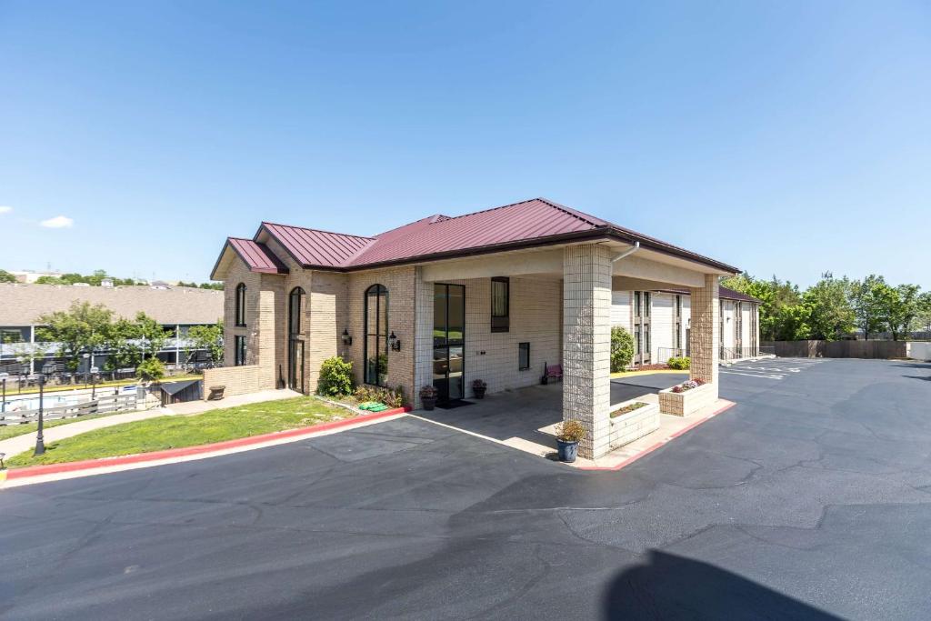 Super 8 by Wyndham Branson By Andy Williams Theatre - Image 6