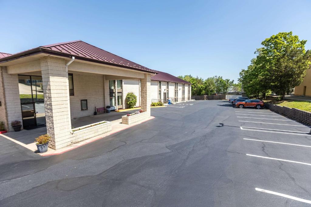 Super 8 by Wyndham Branson By Andy Williams Theatre - Image 7