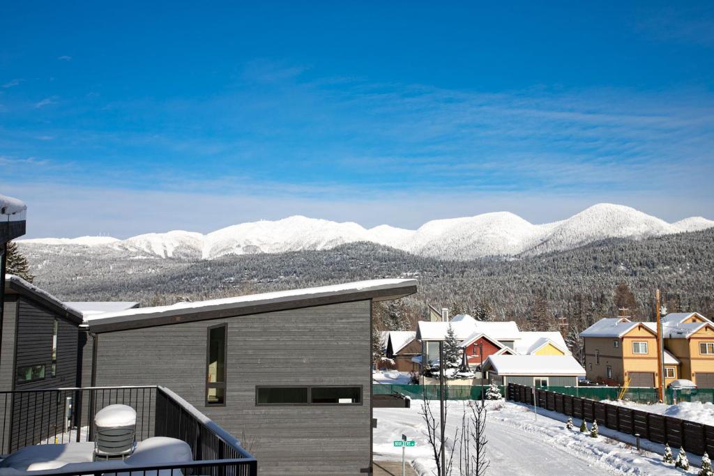 LUX Modern Chalet, Pool & Hot Tub, 10 Mins to the Mountain & Incredible Views - Image 4