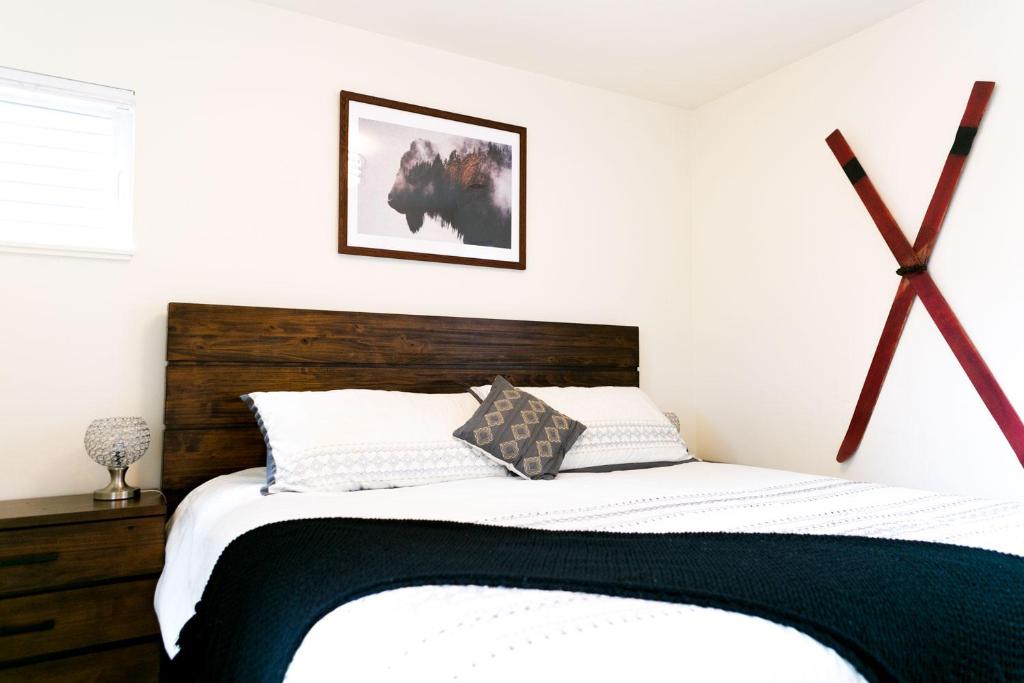 LUX Modern Chalet, Pool & Hot Tub, 10 Mins to the Mountain & Incredible Views - Image 5