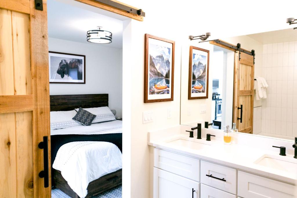 LUX Modern Chalet, Pool & Hot Tub, 10 Mins to the Mountain & Incredible Views - Image 6