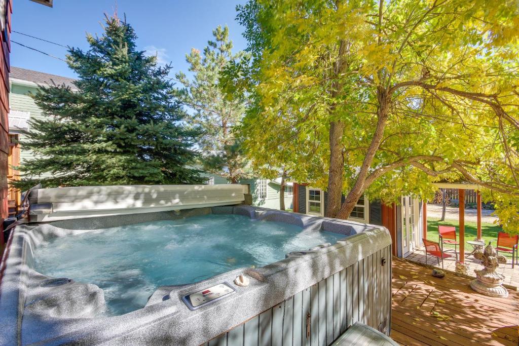 Hot Tub (Jacuzzi) - Photo 2