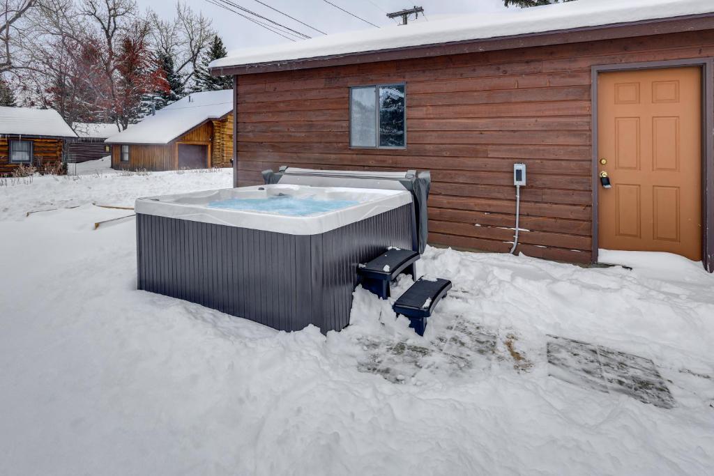 Hot Tub and Fire Pit Cozy Cabin in Red Lodge!