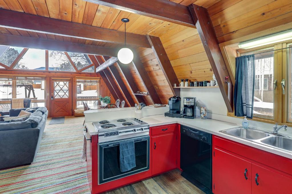 Hot Tub and Fire Pit Cozy Cabin in Red Lodge! - Image 4