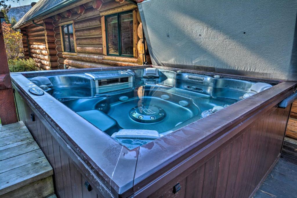 Custom Bitterroot Valley Cabin with Hot Tub and Views!