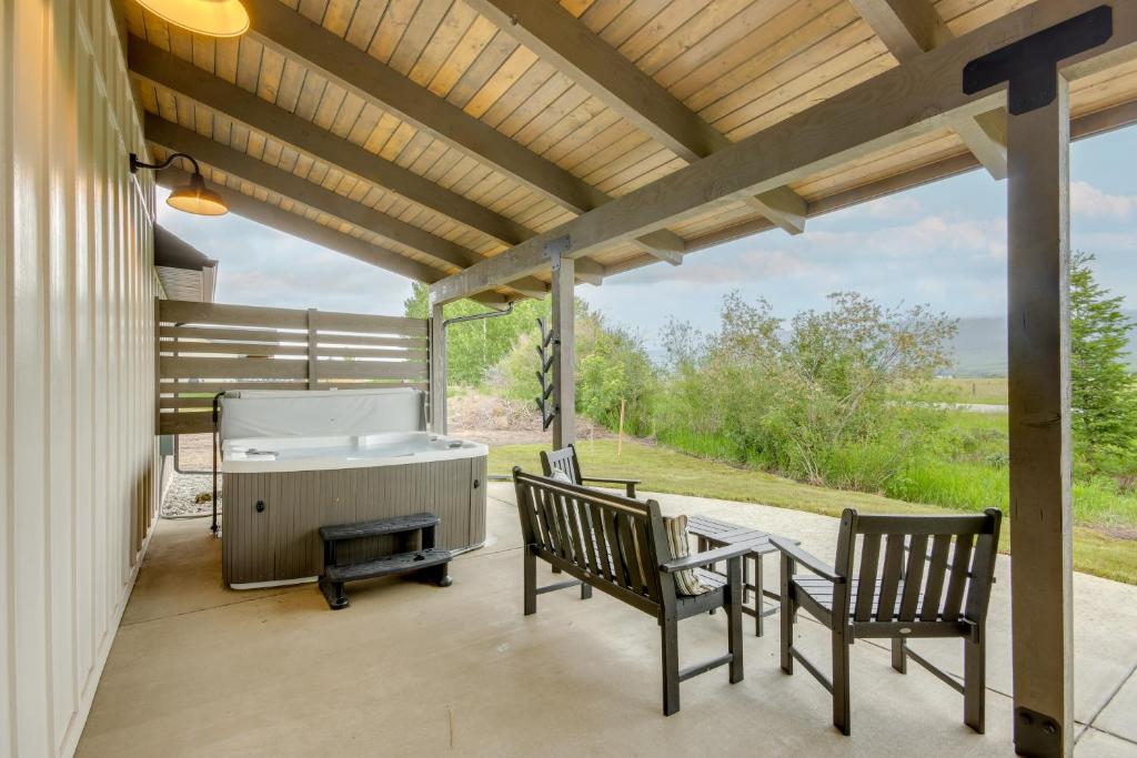 Hot Tub (Jacuzzi) - Photo 2