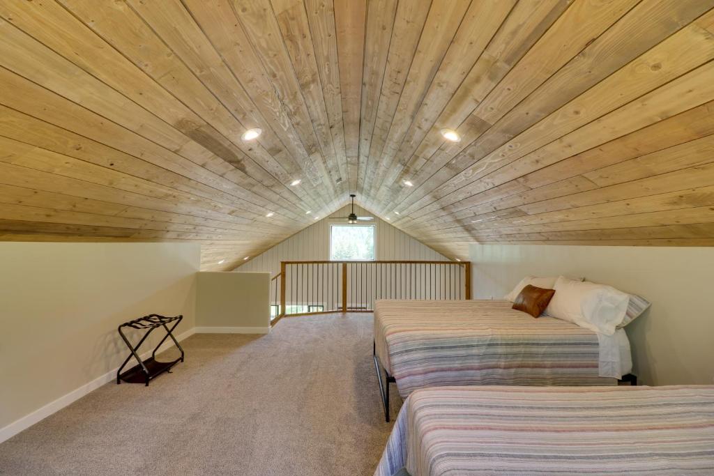 Lakeside Cabin with Hot Tub 3 Mi to Flathead Lake! - Image 7