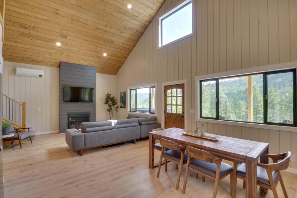 Lakeside Cabin with Hot Tub 3 Mi to Flathead Lake!